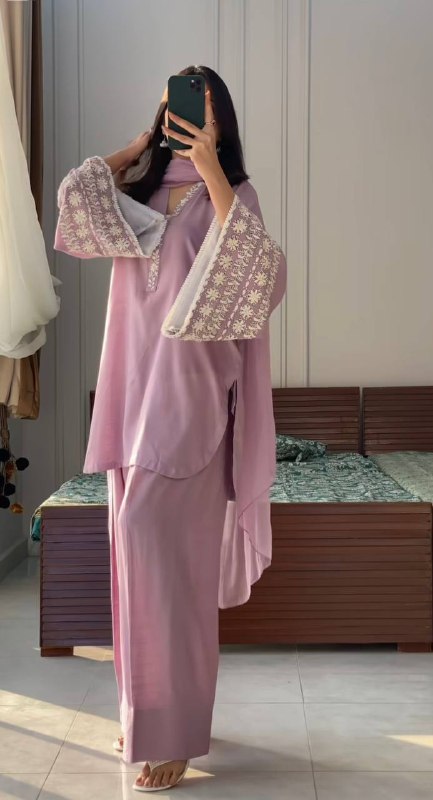 Grace in Lilac – Soft hues, bold vibe, effortless charm.