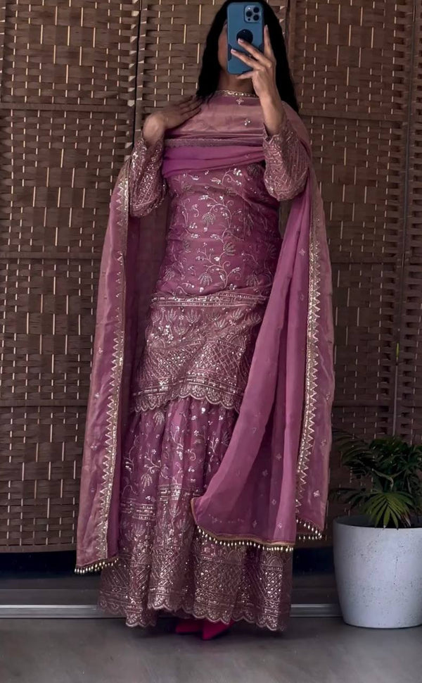 Chic Moments A Glamorous Selfie in Vibrant Hues