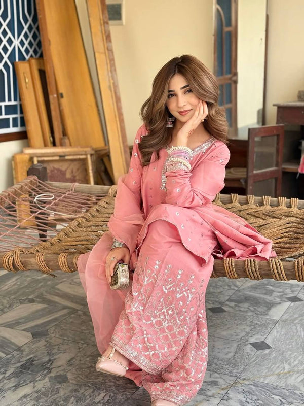 Elegant Essence: Exquisite Pink Pakistani Suit for Timeless Beauty