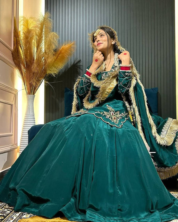 Elegant Emerald Green EmbroideredSet with Dupatta