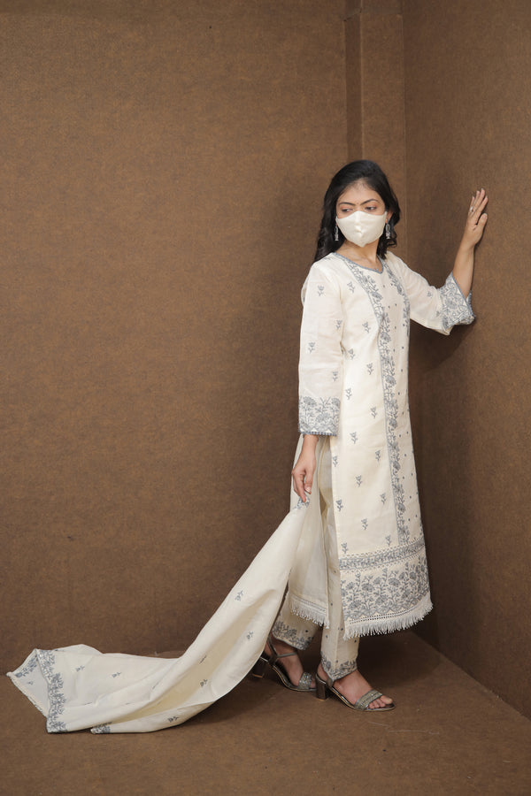 Royal Ethnic Off-White Kurta Set with Intricate Thread Work.Pastel Perfection Floral Embrodaried Kurta Set for Women