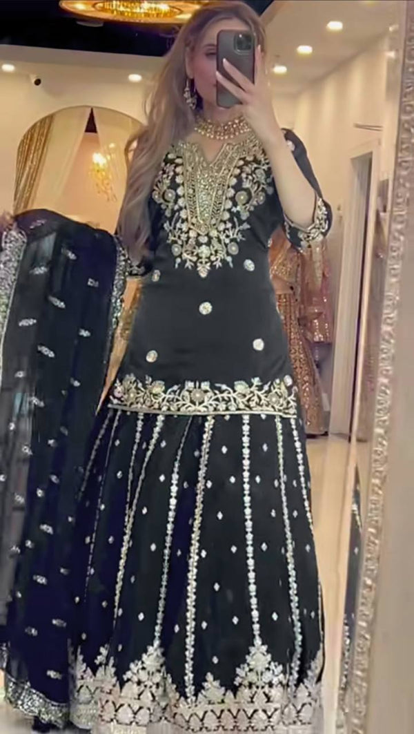 Chic Reflections The Art of Selfie Sophistication